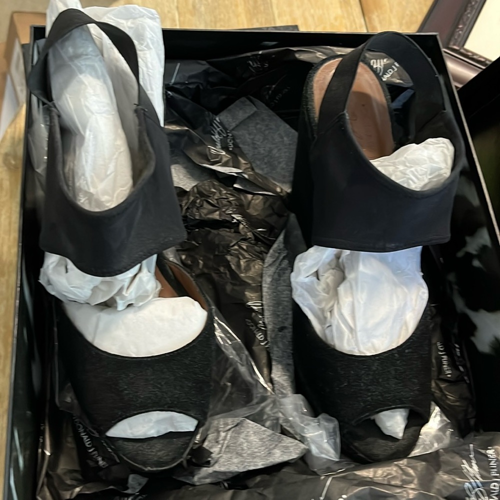 Donald Pliner -suede wedge - size 9.5